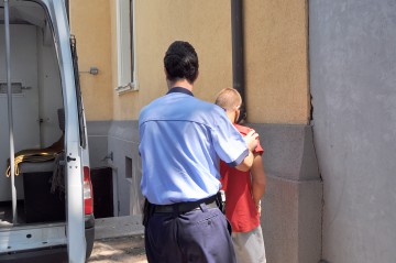 Minorul care a împins o vârstnică pe scări va fi internat într-un centru de detenţie